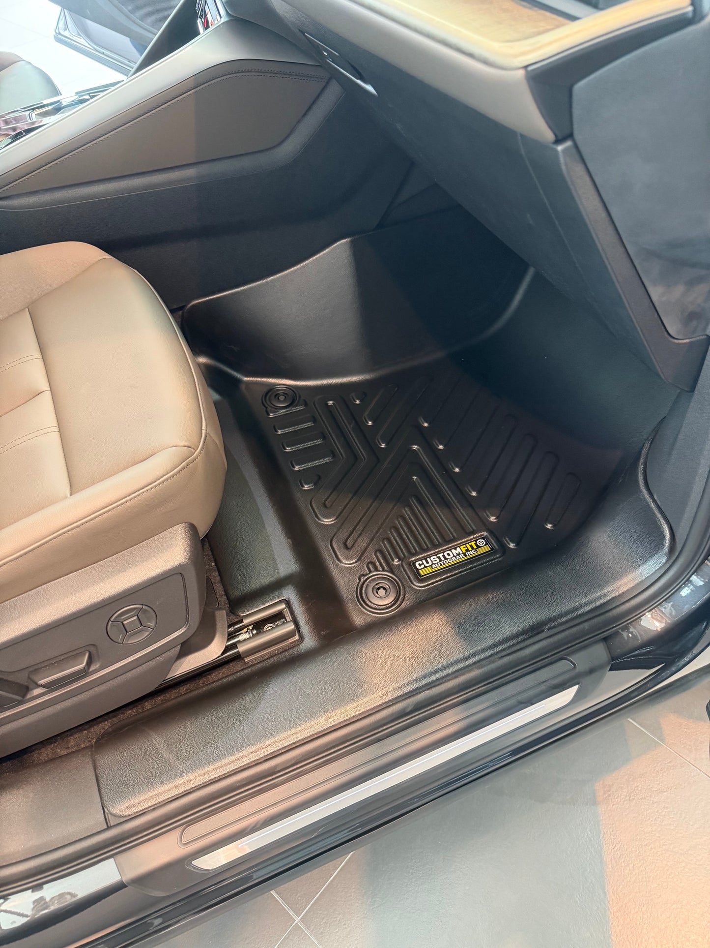 Audi Q5 Car interior with a black floor mat on a gray floor.