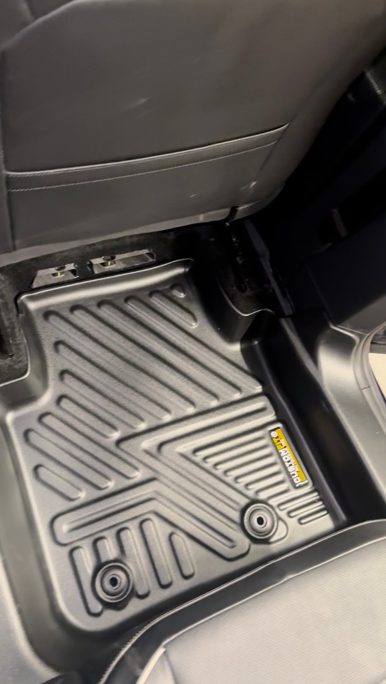 IMG_05682018-2024 Volkswagen Tiguan 5D Floor Mats second row right side