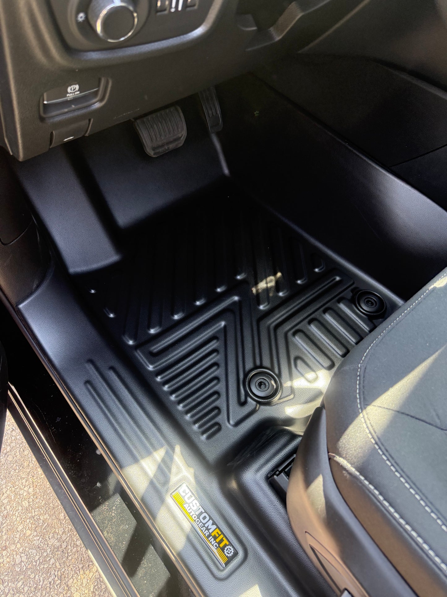 Jeep Grand Cherokee car interior with black floor mat and gray seat