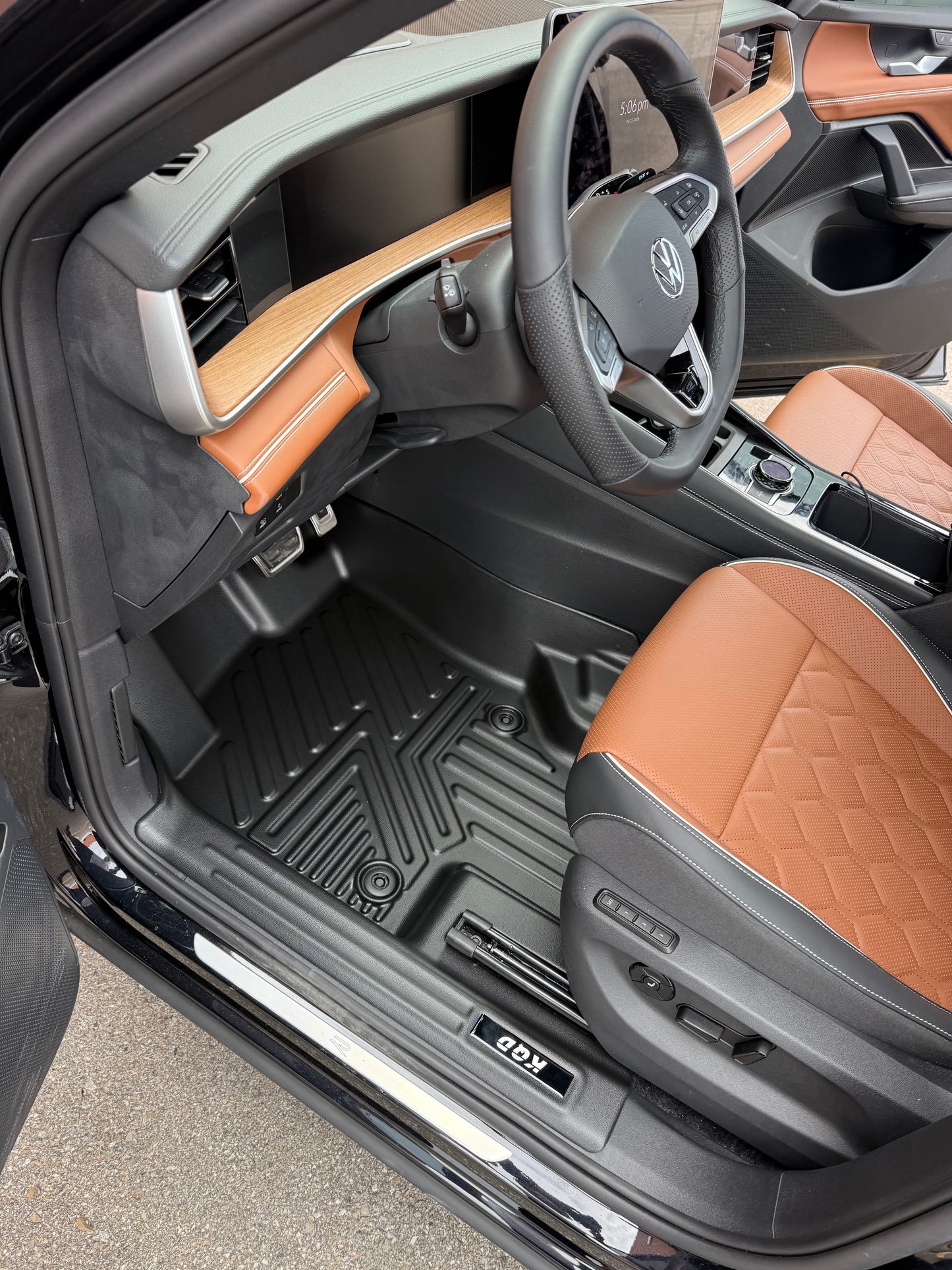 2025-2026 Volkswagen Tiguan(Flat floor no battery box beneath the passenger seat) 5D Floor Mats